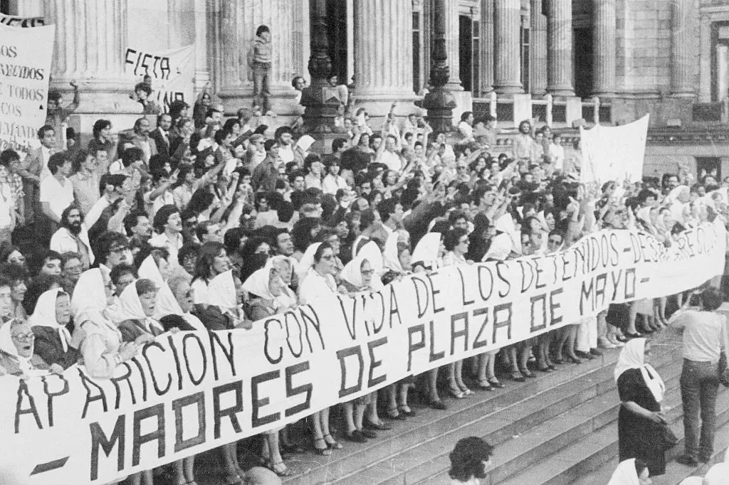 Cientos de mujeres cuyos hijos desaparecieron durante la dictadura argentina en una foto de archivo.webp