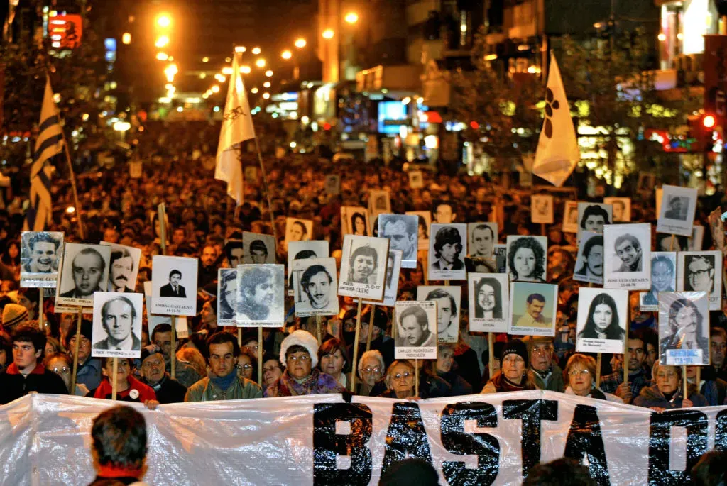 Marcha del Silencio en Montevideo el 20 de mayo de 2006.MIGUEL ROJO.webp