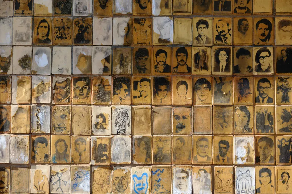 Memorial en Santiago de Chile en honor a los desaparecidos y políticos asesinados durante la dictadura de Augusto Pinochet..webp