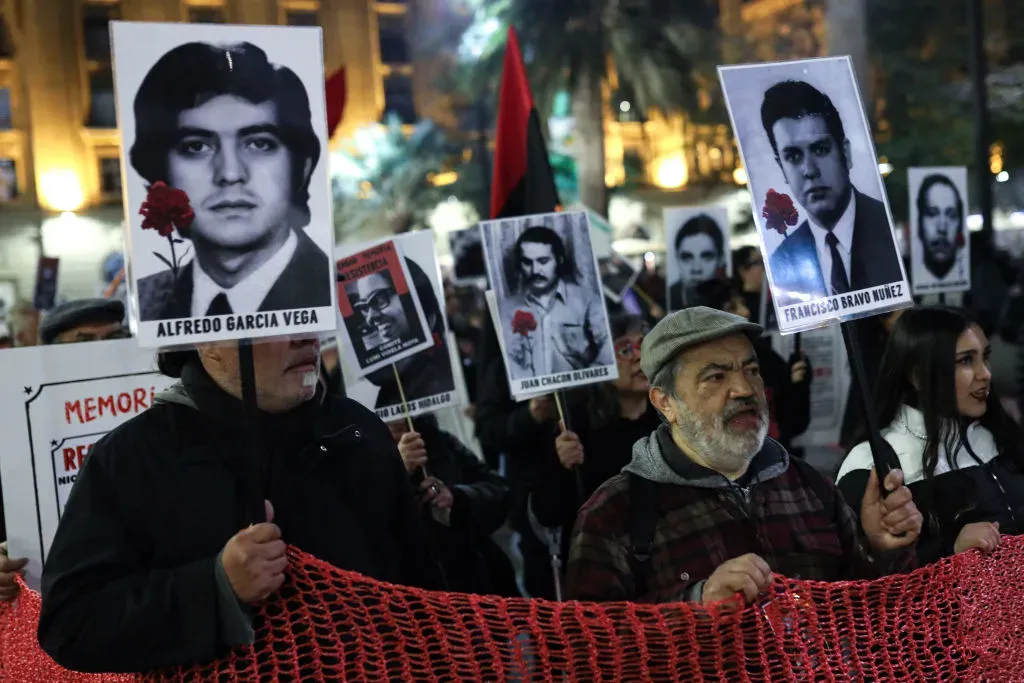 Personas marchan con retratos de detenidos desaparecidos de la dictadura de Augusto Pinochet en el Día Internacional de las Víctimas de Desapariciones Forzadas en Santiago, Chile, 30 de agosto de 2024..webp