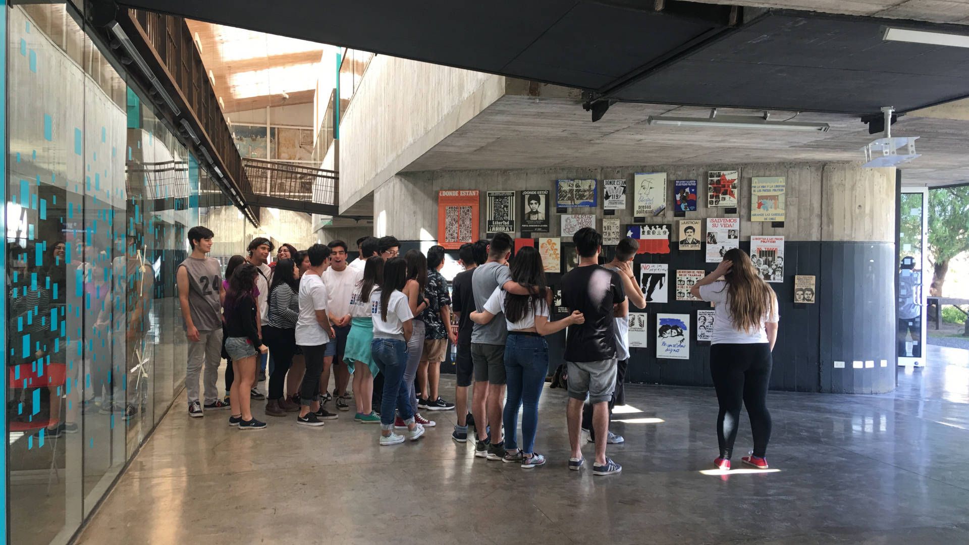 Fotografía que muestra personas mirando afiches