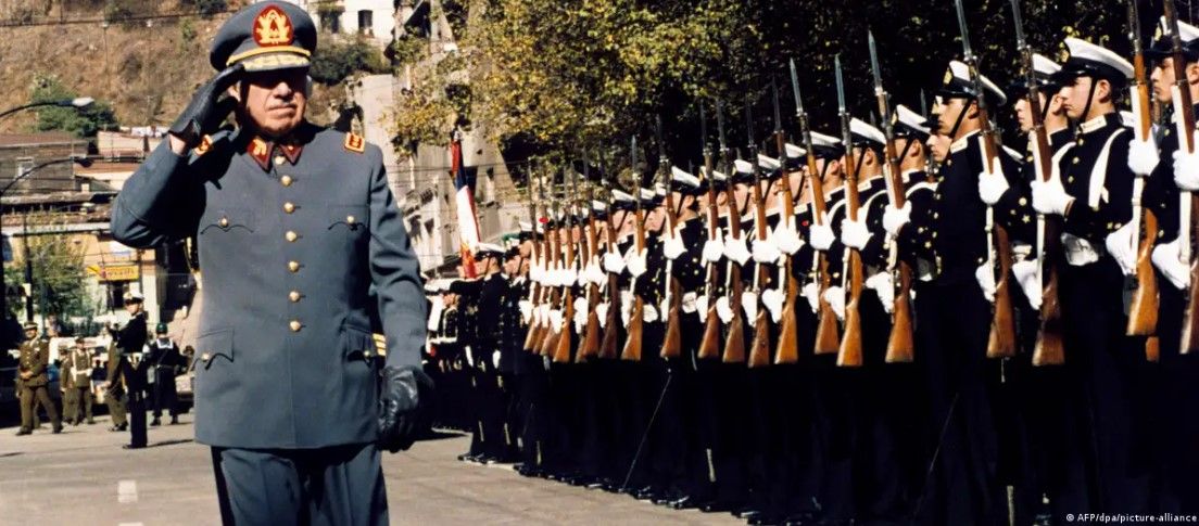 pinochet clases.jpg